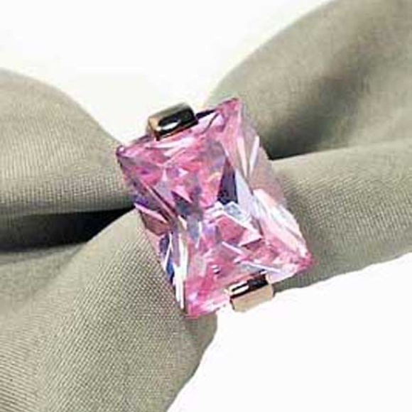 18 carat LILAC CUBIC ZIRCONIA RING, Sz 8, STERLING SILVER, SOLITAIRE GEM 3/4 in. - Picture 3 of 4